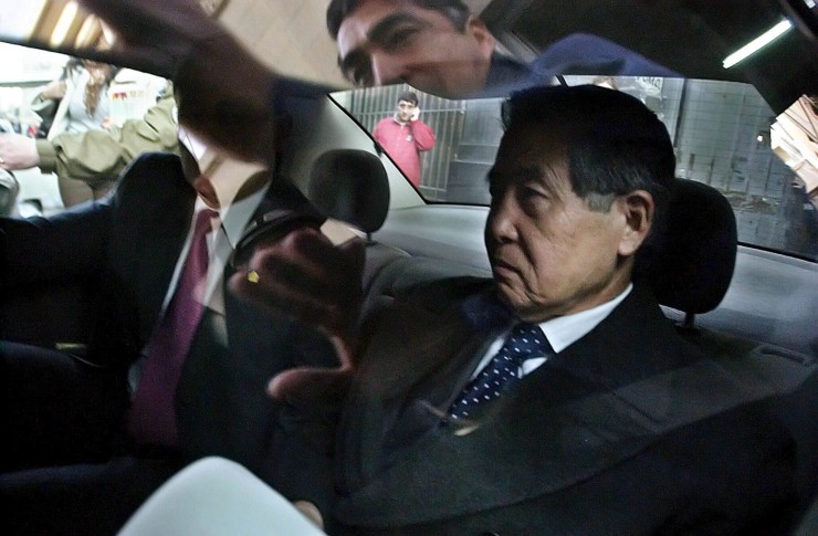 epa00741749 Former Peruvian president Alberto Fujimori fighting extradition to his homeland on corruption and human rights charges, is pictured behind the window of a car outside the court on Wednesday 14 June, 2006 in Santiago, Chile. Fujimori was released on bail while the process of extradition continues. EPA/Ian Salas