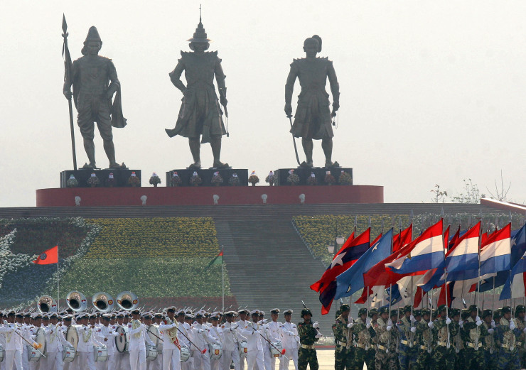 Members of the Myanmar military parade during ceremonies marking Armed Forces Day in Naypyidaw, 27 March 2007. Myanmar put on a show of might and defiance at its annual military parade, with junta chief Than Shwe displaying few signs of his reported ill health in his new capital city. AFP PHOTO/Khin Maung Win