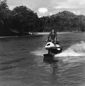Uit het privé archief van de zoon van Escobar: Pablo op een Jetski op landgoed Hacienda Napoles, begin jaren '80.